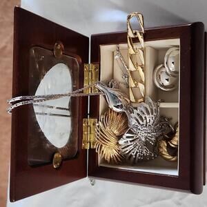 7 Pcs vintage Monet Mix Jewelry Iot In Mini jewelry box brooches n.laces earring